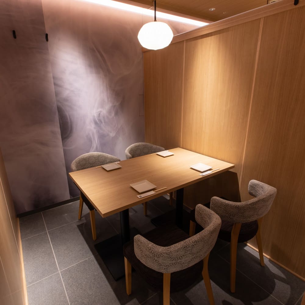和モダンスタイルのお部屋で上質なひとときを | 全席個室 和食や あたらよ 新宿東口駅前店